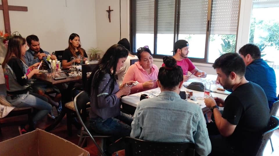 Voluntarios durante la logística para envío de medicamentos a Venezuela