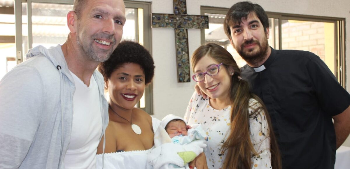 Familia Arrow con el pastor Juan Pablo Lanterna y su esposa Jessica de Valparaíso